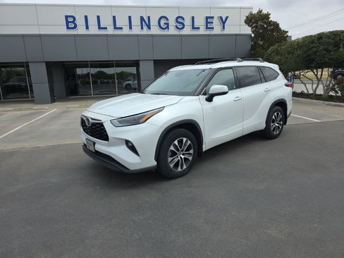 Used 2022 Toyota Highlander XLE image 1