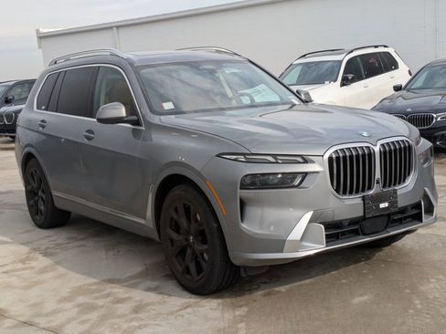 Used 2023 BMW X7 xDrive40i w/ Premium Package image 3