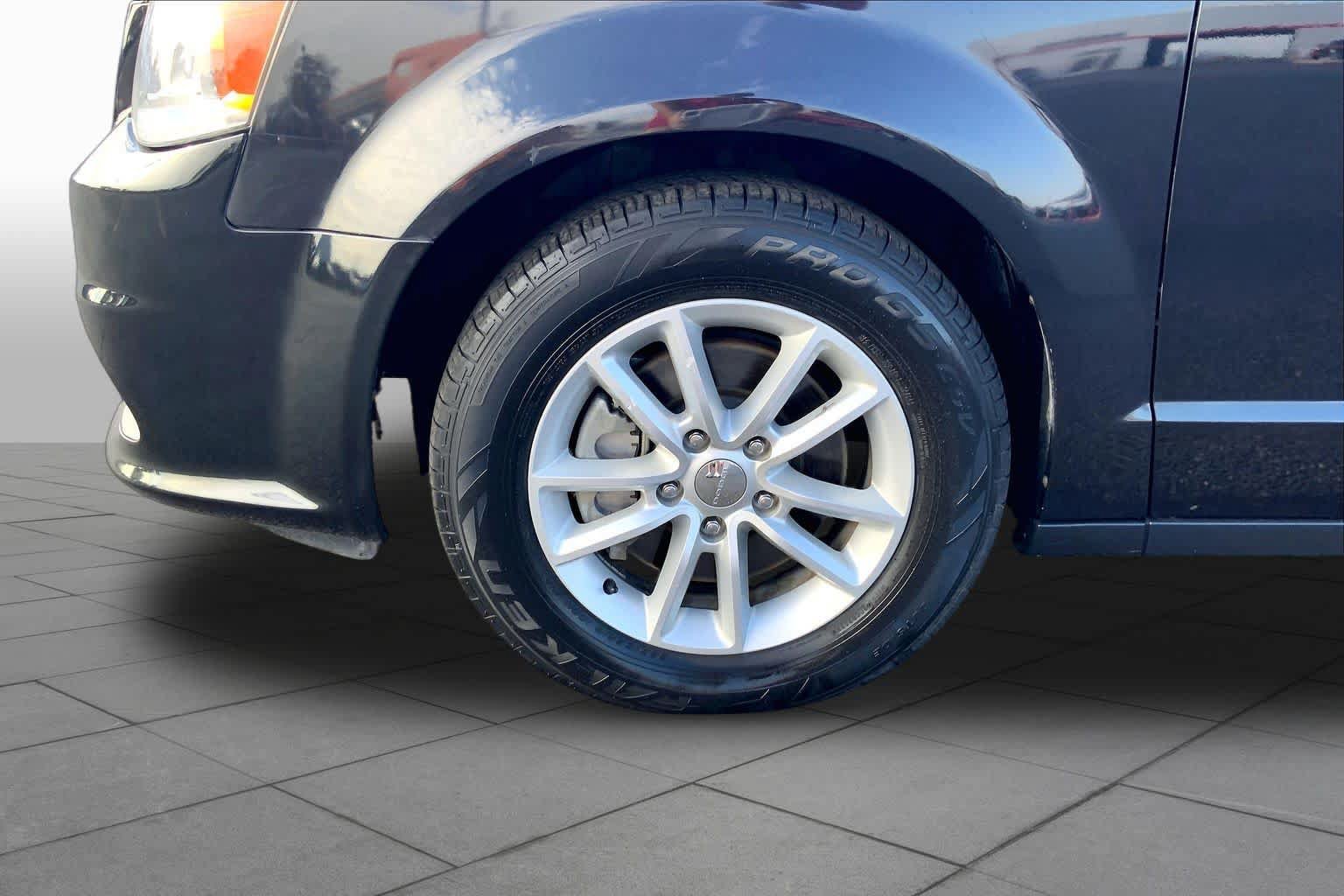 Used 2019 Dodge Grand Caravan SXT FWD image 11