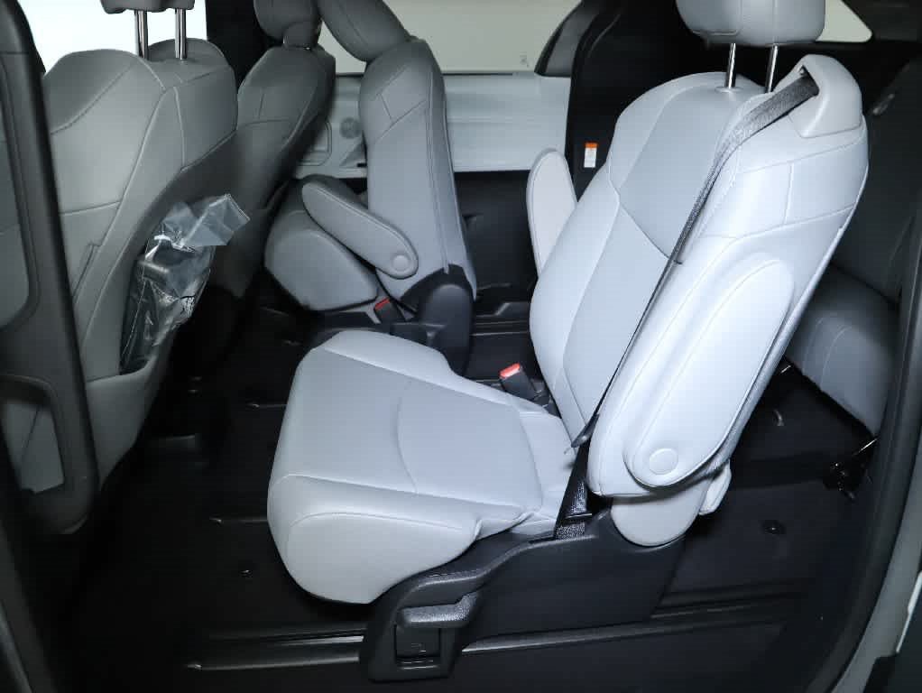 Used 2026 Toyota Sienna XLE AWD/4WD image 14
