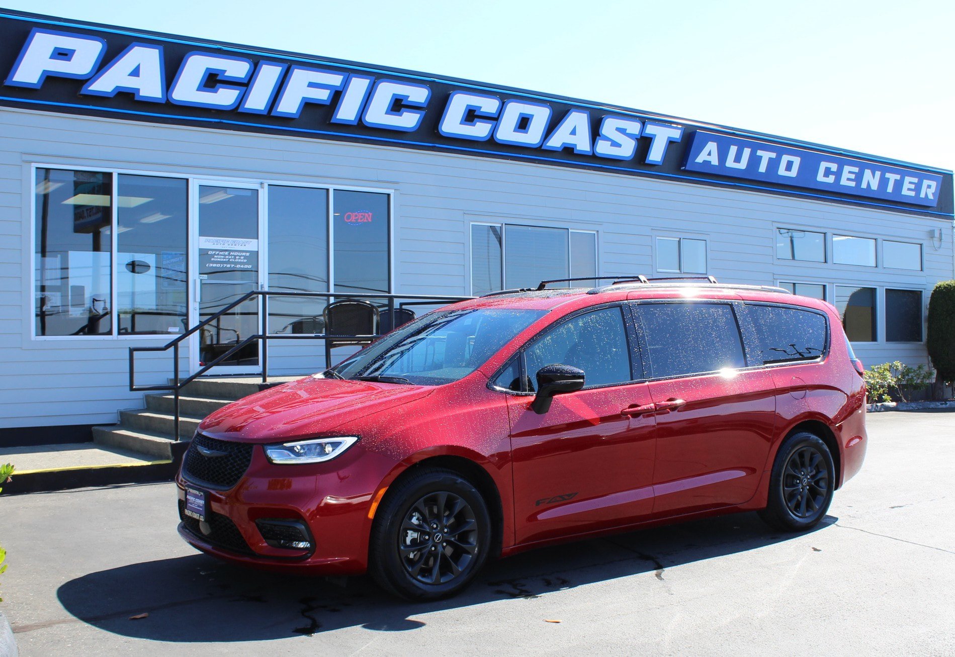 Used 2025 Chrysler Pacifica Select w/ Fav Edition Package FWD image 1
