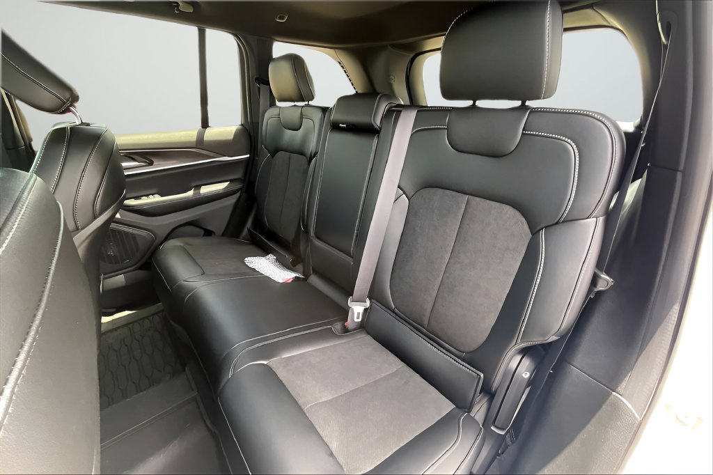 New 2026 Jeep Grand Cherokee Altitude RWD image 18