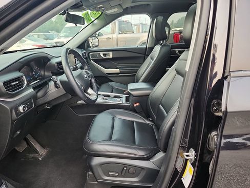 Used 2021 Ford Explorer XLT w/ Equipment Group 202A AWD/4WD image 13
