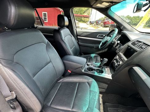 Used 2017 Ford Explorer XLT w/ Equipment Group 202A AWD/4WD image 20