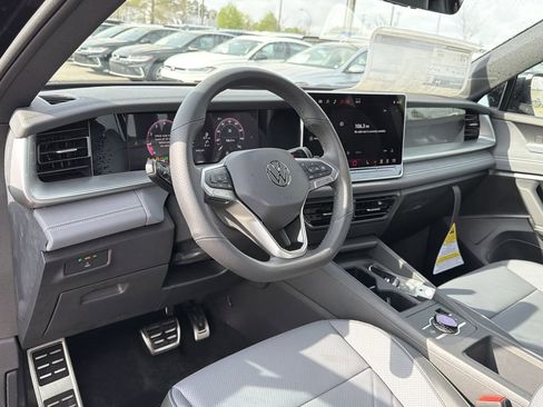 New 2026 Volkswagen Tiguan SE R-Line FWD image 10
