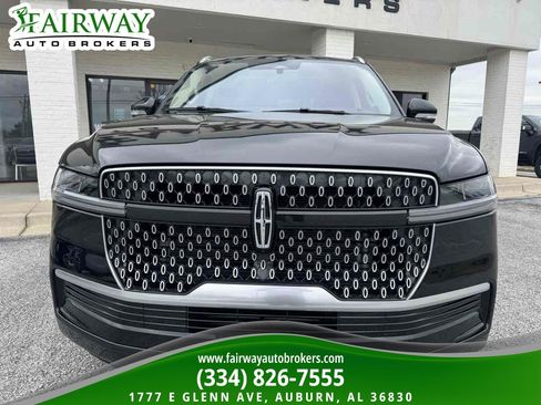 Used 2025 Lincoln Navigator Reserve AWD/4WD image 3