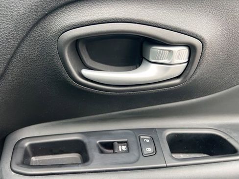 Used 2023 Jeep Renegade Latitude image 31