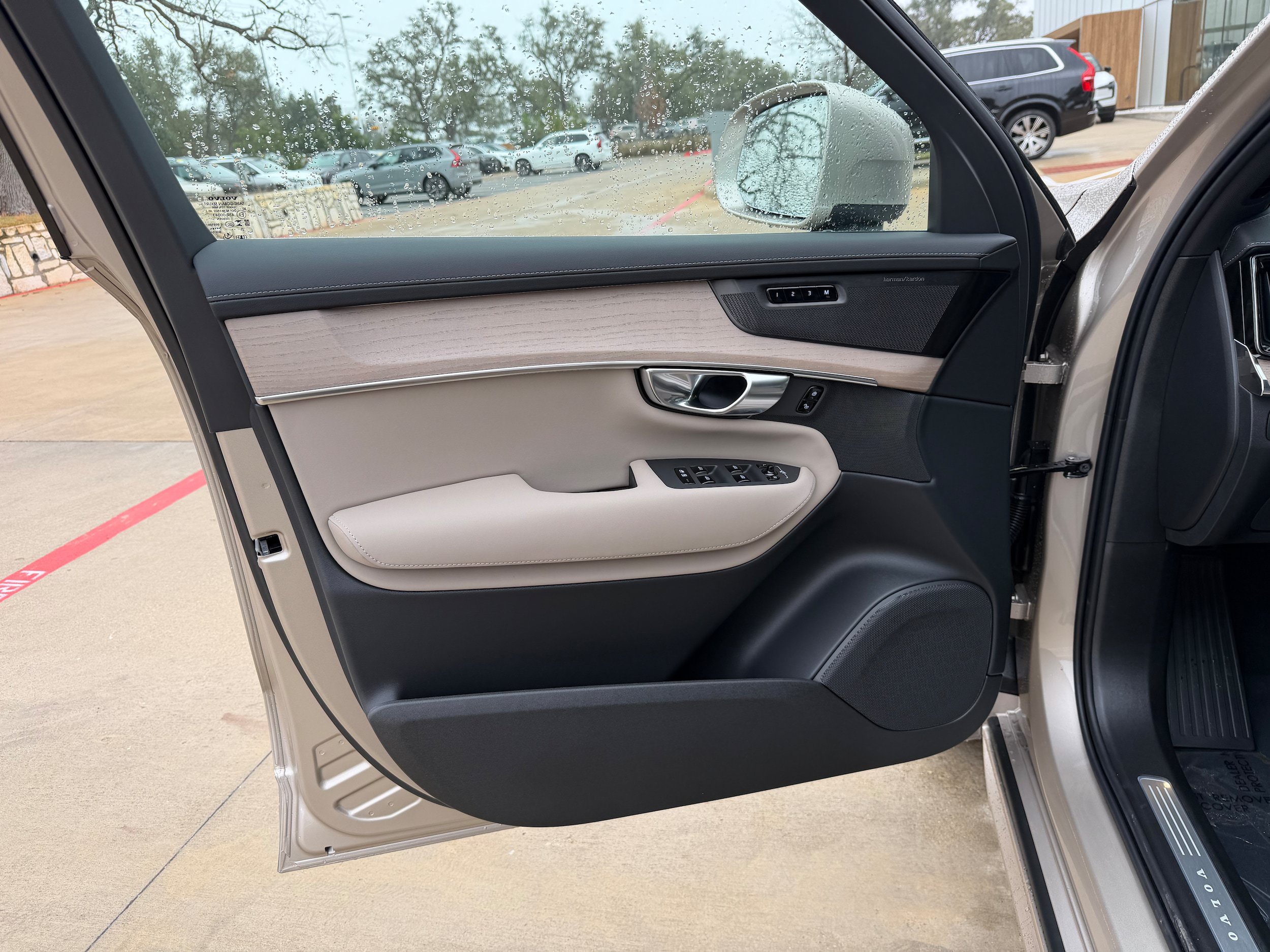 New 2026 Volvo XC90 T8 Plus w/ Protection Package Premier AWD/4WD image 18