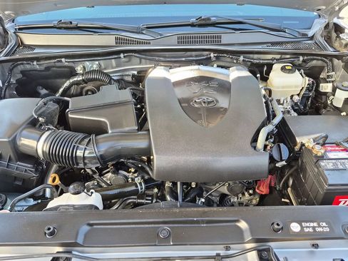 Used 2019 Toyota Tacoma TRD Off-Road w/ Technology Package AWD/4WD image 9