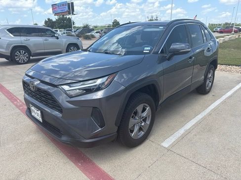 Used 2022 Toyota RAV4 XLE AWD/4WD image 5