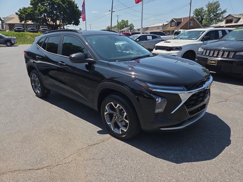 Used 2026 Chevrolet Trax LT FWD image 1