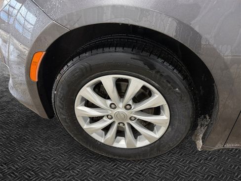 Used 2018 Chrysler Pacifica Touring Plus image 11