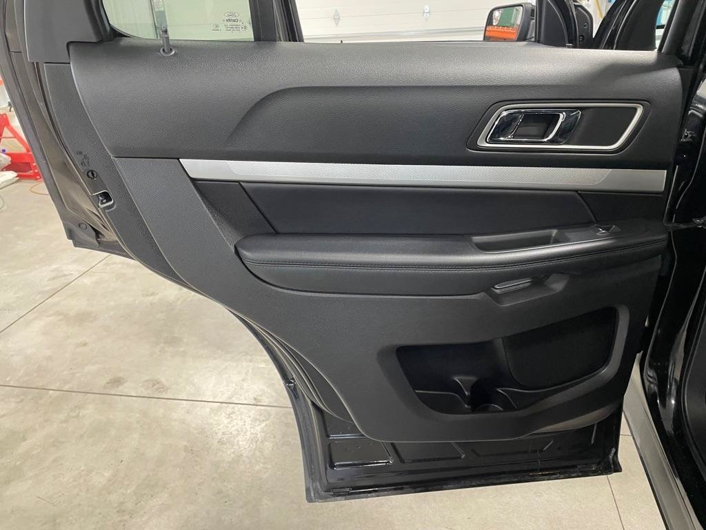 Used 2017 Ford Explorer XLT w/ Equipment Group 202A AWD/4WD image 18