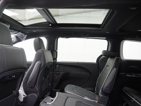 New 2026 Chrysler Pacifica Limited image 19