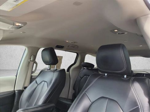 Used 2023 Chrysler Pacifica Touring-L FWD image 15