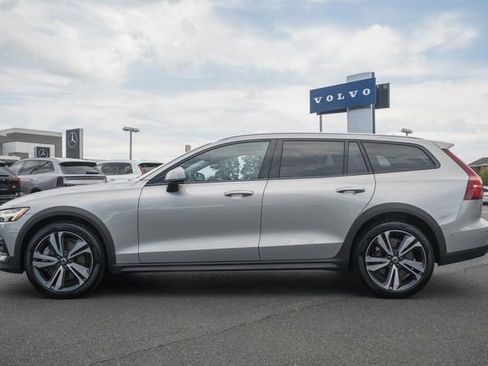 Used 2025 Volvo V60 B5 Cross Country Plus AWD/4WD image 4