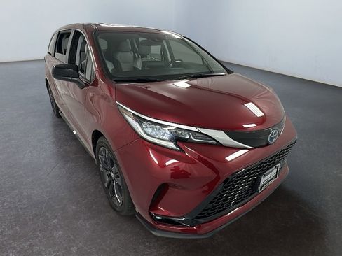 Used 2023 Toyota Sienna XSE image 1