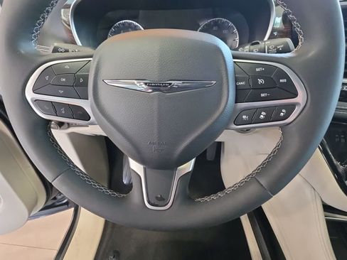 Used 2023 Chrysler Pacifica Limited FWD image 24