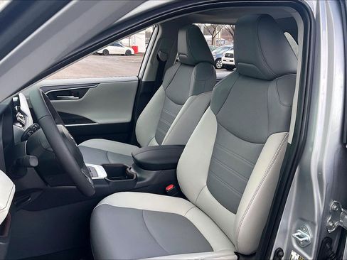 Used 2025 Toyota RAV4 Limited image 30