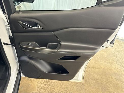 Certified 2023 GMC Acadia SLT image 29