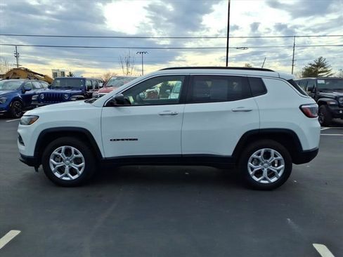 Used 2024 Jeep Compass Latitude image 4