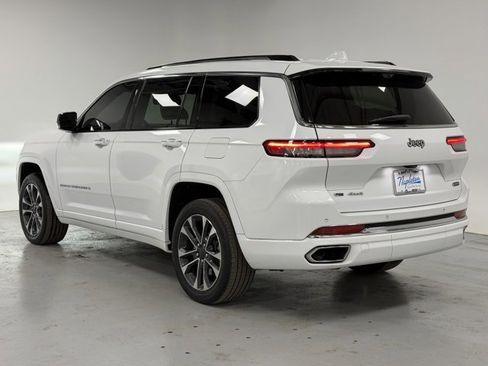 Used 2022 Jeep Grand Cherokee L Overland w/ Luxury Tech Group IV image 3