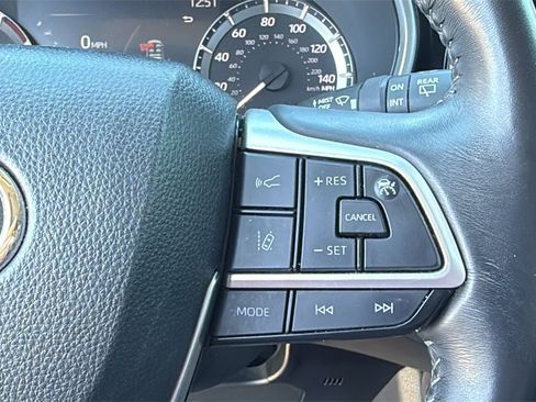 Certified 2023 Toyota Highlander XLE image 22