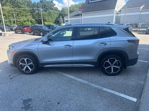 Used 2025 Volkswagen Tiguan SE AWD/4WD image 6