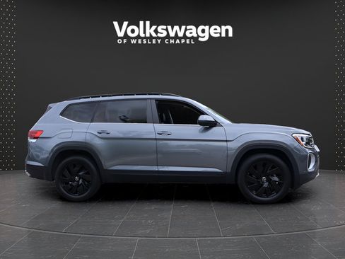 Certified 2024 Volkswagen Atlas SE w/ Black Wheel Package FWD image 9