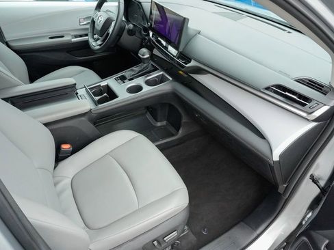 Used 2025 Toyota Sienna XLE FWD image 22