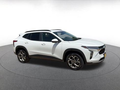 Used 2025 Chevrolet Trax LT FWD image 2