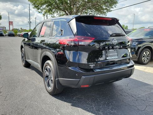 Certified 2026 Nissan Rogue SV FWD image 5