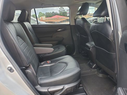 Used 2022 Toyota Highlander XLE FWD image 28
