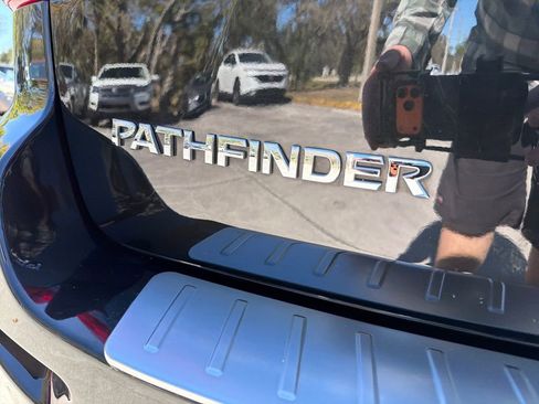 Used 2020 Nissan Pathfinder S image 10