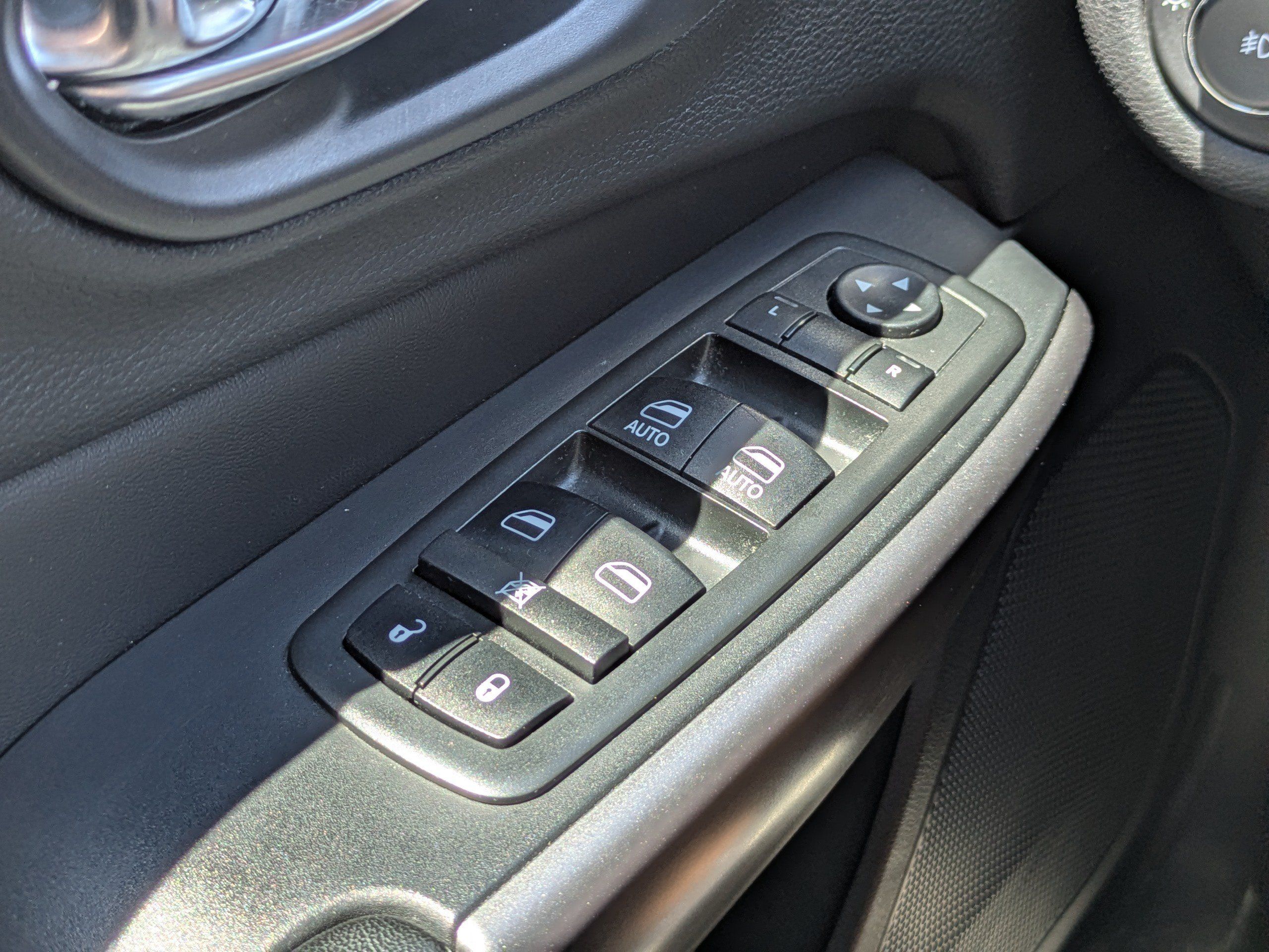 Used 2020 Jeep Cherokee Latitude Plus w/ Cold Weather Group AWD/4WD image 24