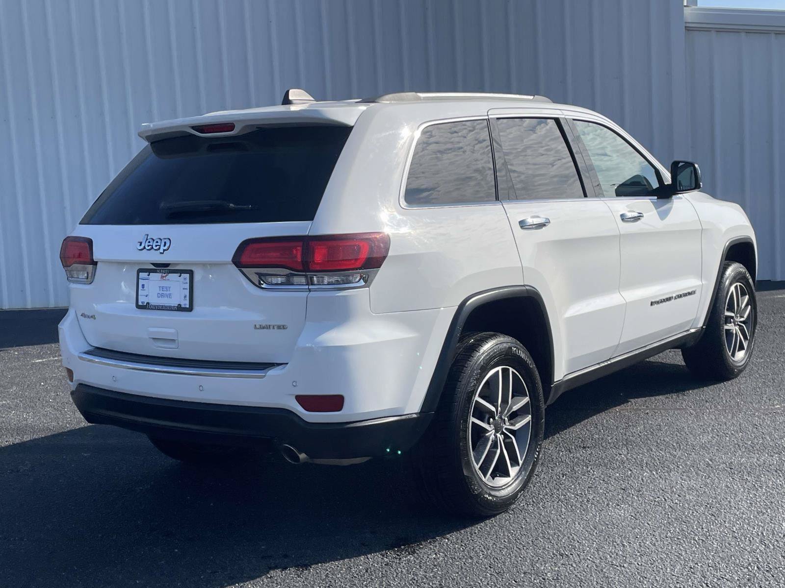 Certified 2022 Jeep Grand Cherokee Limited AWD/4WD image 3