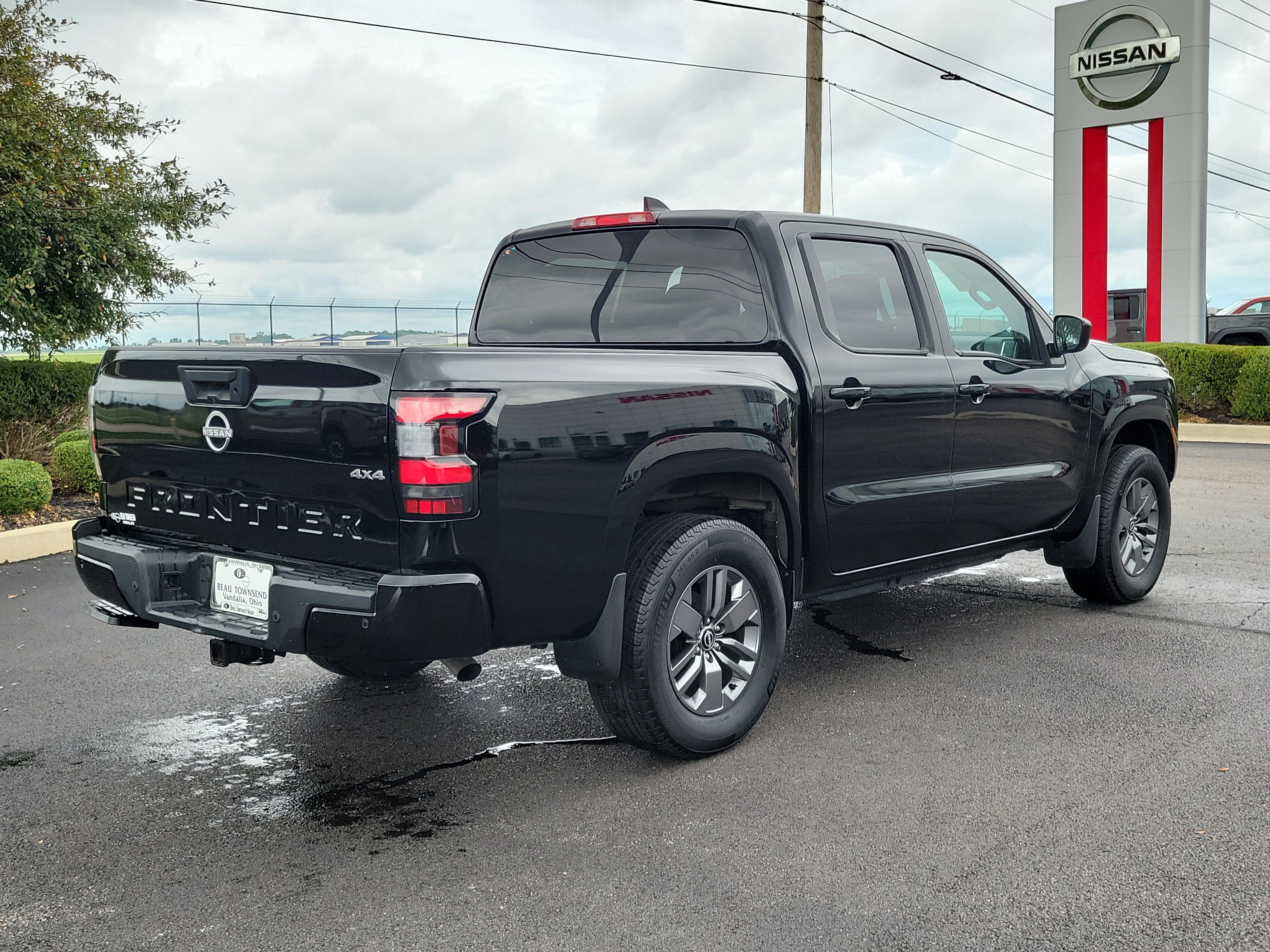 Used 2025 Nissan Frontier SV w/ Tow Package AWD/4WD image 4
