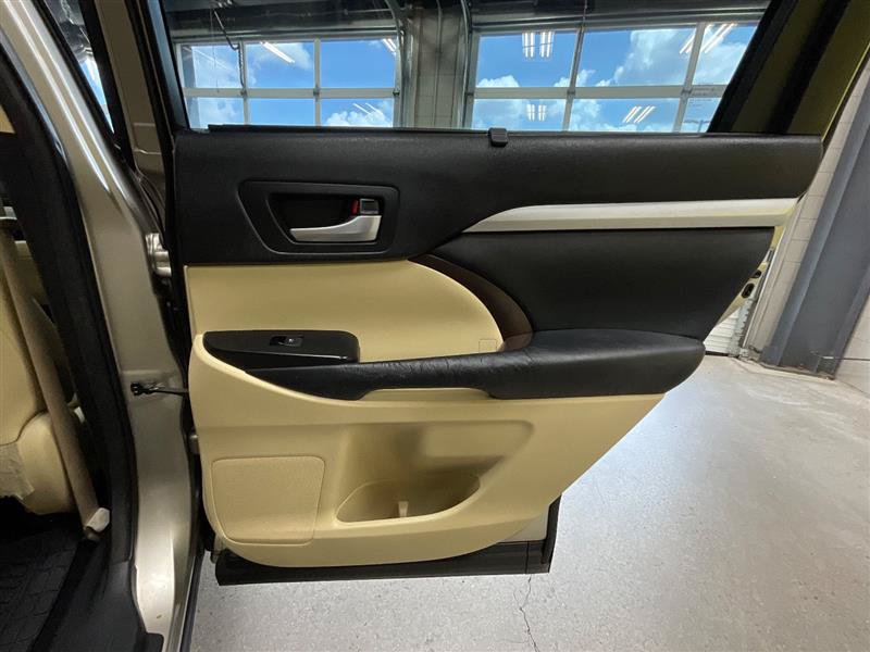 Used 2015 Toyota Highlander XLE FWD image 27
