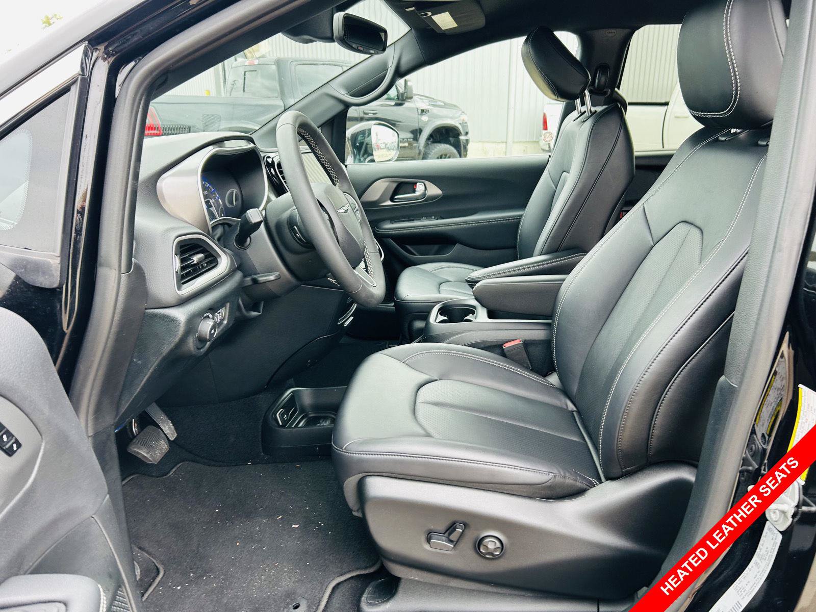 Used 2025 Chrysler Pacifica Select FWD image 3