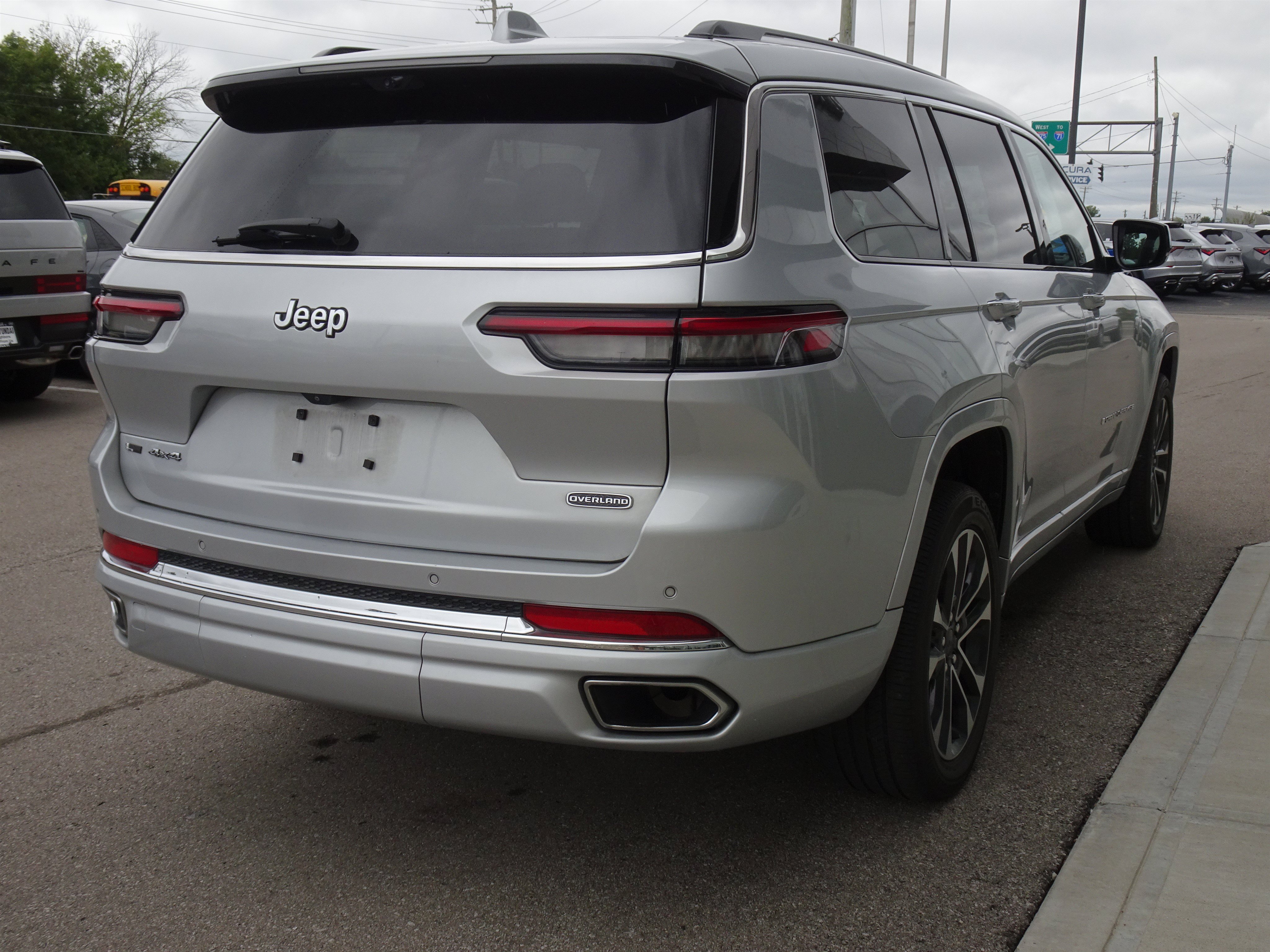 Used 2021 Jeep Grand Cherokee L Overland w/ Luxury Tech Group IV AWD/4WD image 5