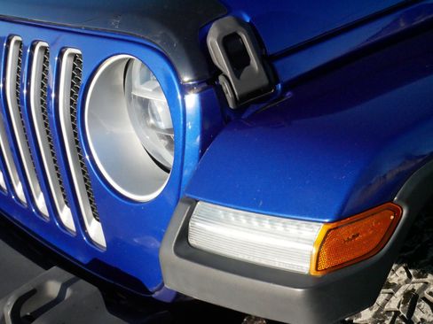 Used 2019 Jeep Wrangler Unlimited Sahara image 16