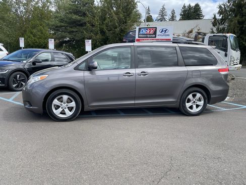 Used 2013 Toyota Sienna LE w/ Towing Pkg FWD image 2