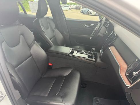 Used 2022 Volvo S60 T8 R-Design Expression image 7