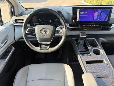 Certified 2025 Toyota Sienna XLE FWD image 14