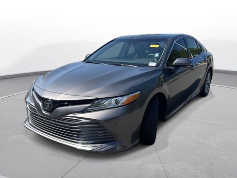 Used 2018 Toyota Camry XLE FWD image 2