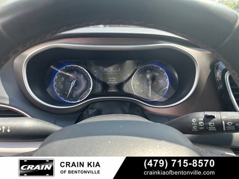 Used 2017 Chrysler Pacifica Touring-L FWD image 21