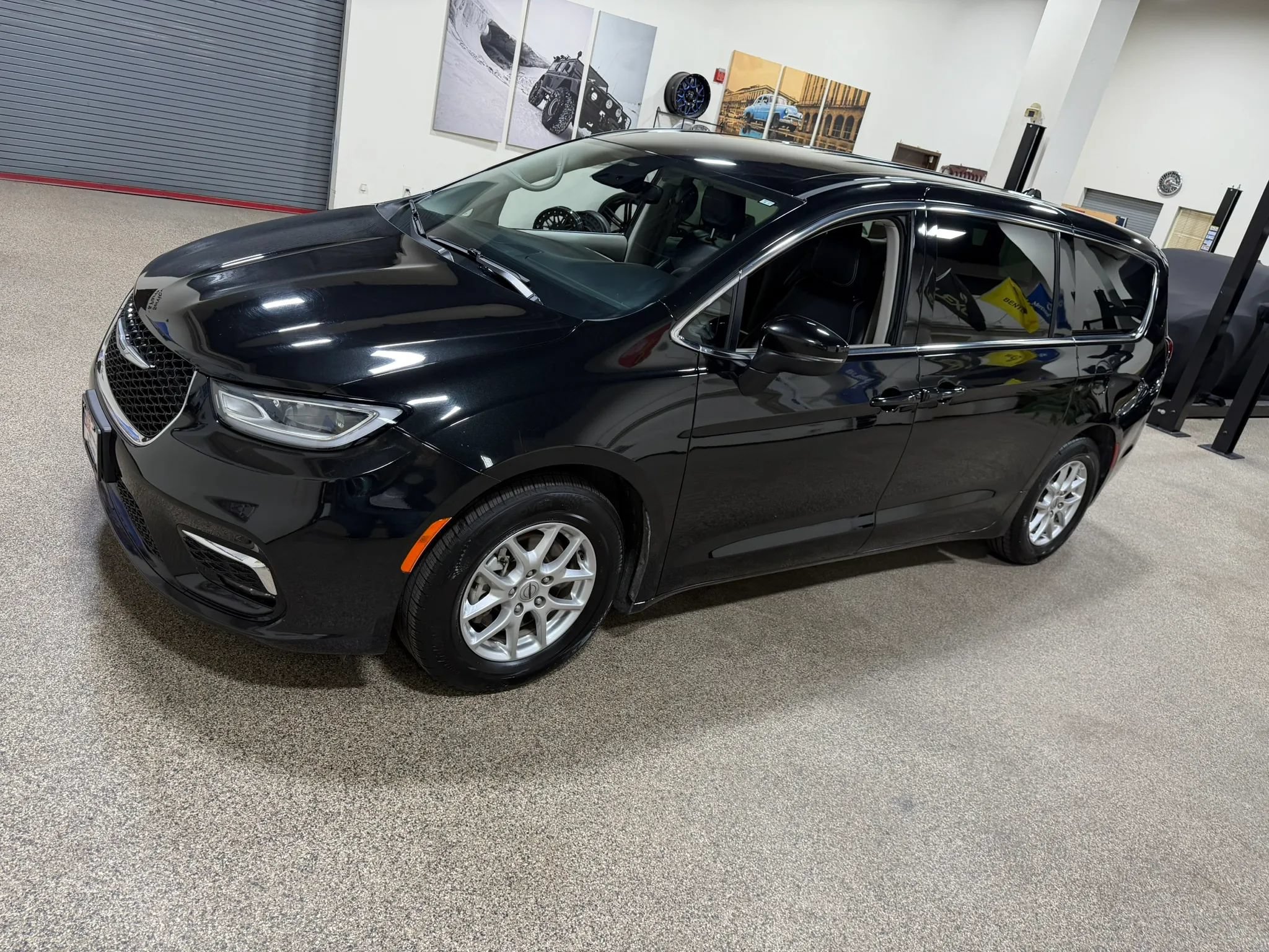 Used 2023 Chrysler Pacifica Touring-L FWD image 9