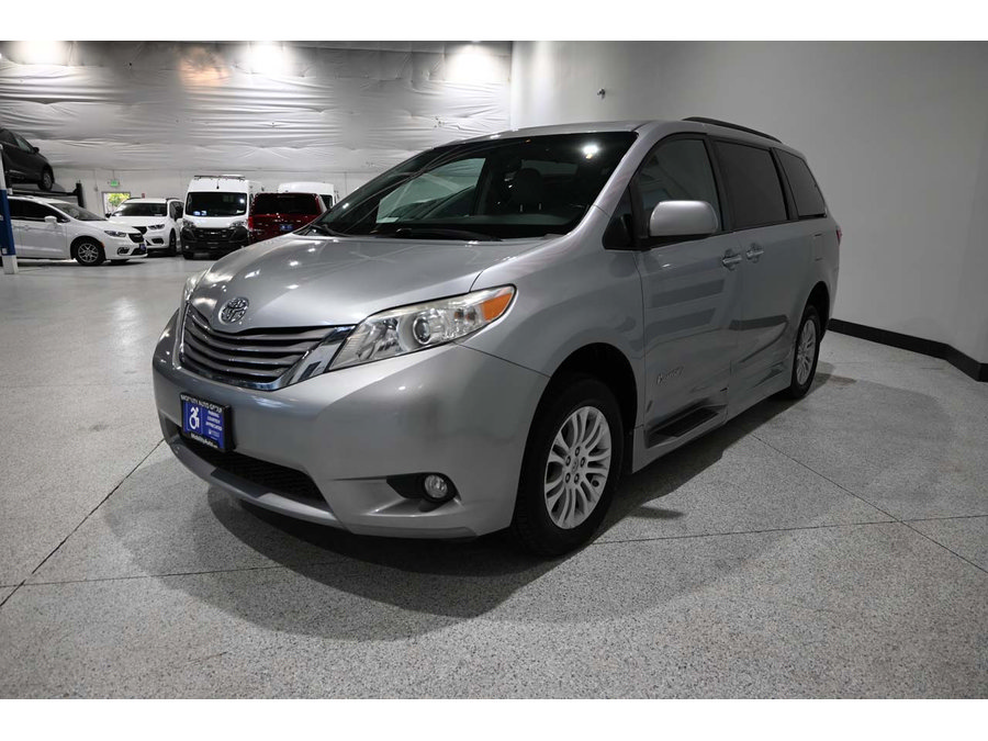 Used 2015 Toyota Sienna XLE w/ XLE Navigation Package FWD image 10