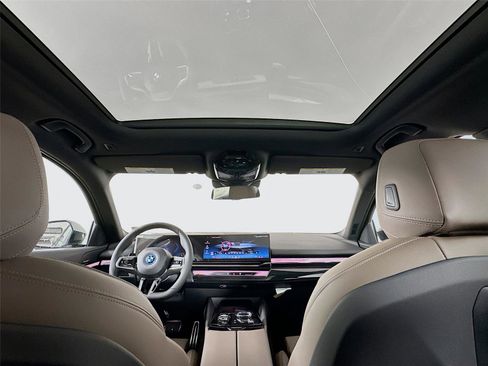 New 2026 BMW 550e xDrive w/ Executive Package image 23