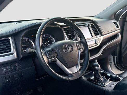 Used 2017 Toyota Highlander Limited image 4